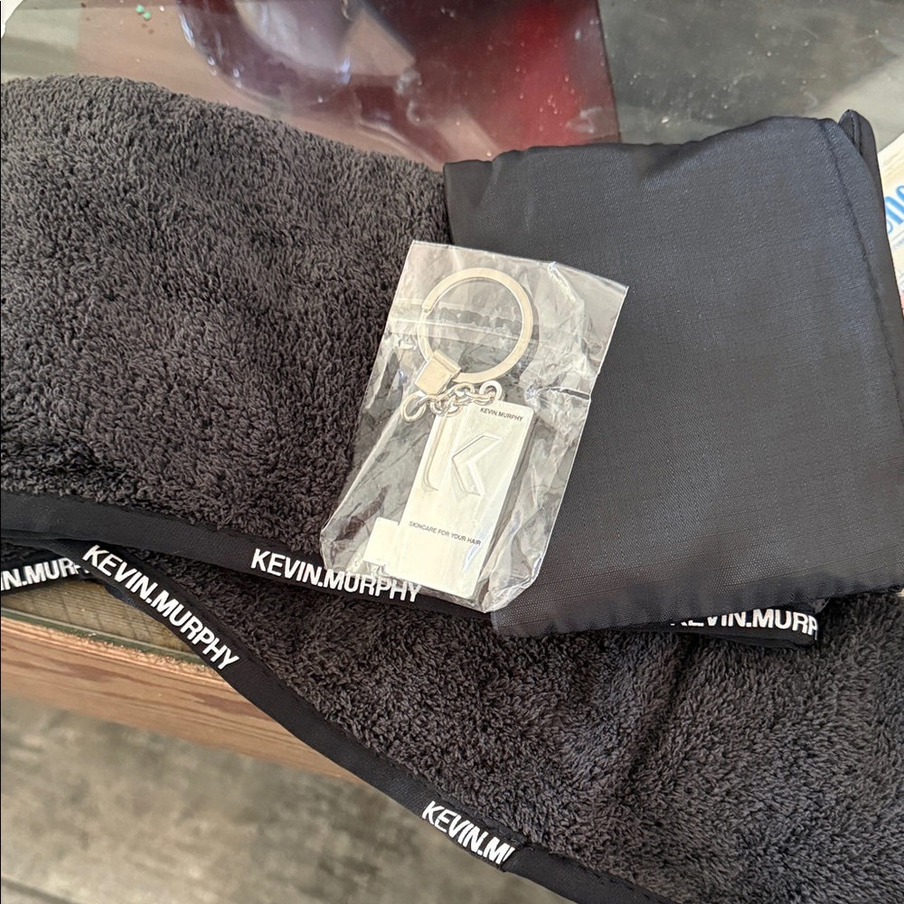 KEVIN.MURPHY Black Towel Set with Keychain and reusable tote